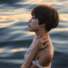 美シルエットな小顔ショート(横から)