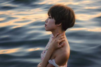 美シルエットな小顔ショート(横から)